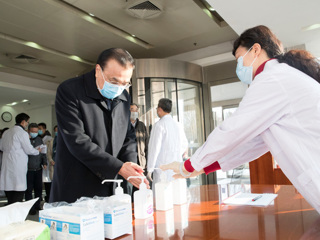 李克强赴中国疾控中心考察新型冠状病毒感染肺炎疫情防控科研攻关工作